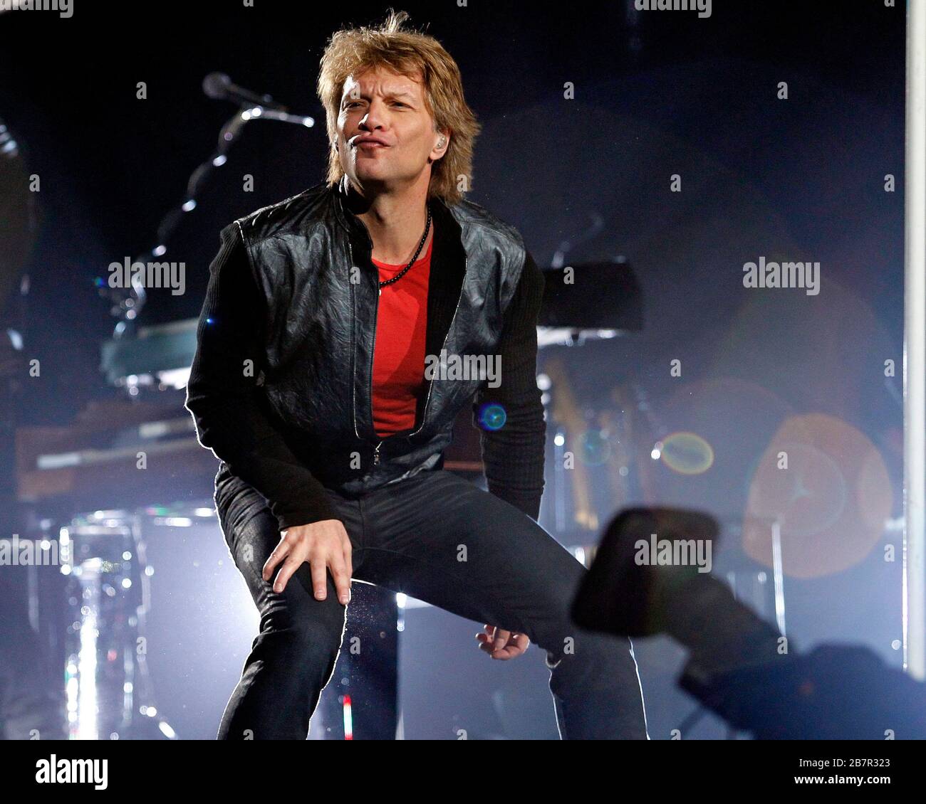 Jon Bon Jovi tritt an seinem Geburtstag im BB&T Center in Sunrise, Florida, mit Richie Sambora, David Bryan, Tico Torres und dem Rest der Band auf. Stockfoto Jon Bon Jovi tritt an seinem Geburtstag im BB&T Center in Sunrise, Florida, mit Richie Sambora, David Bryan, Tico Torres und dem Rest der Band auf. Stockfoto