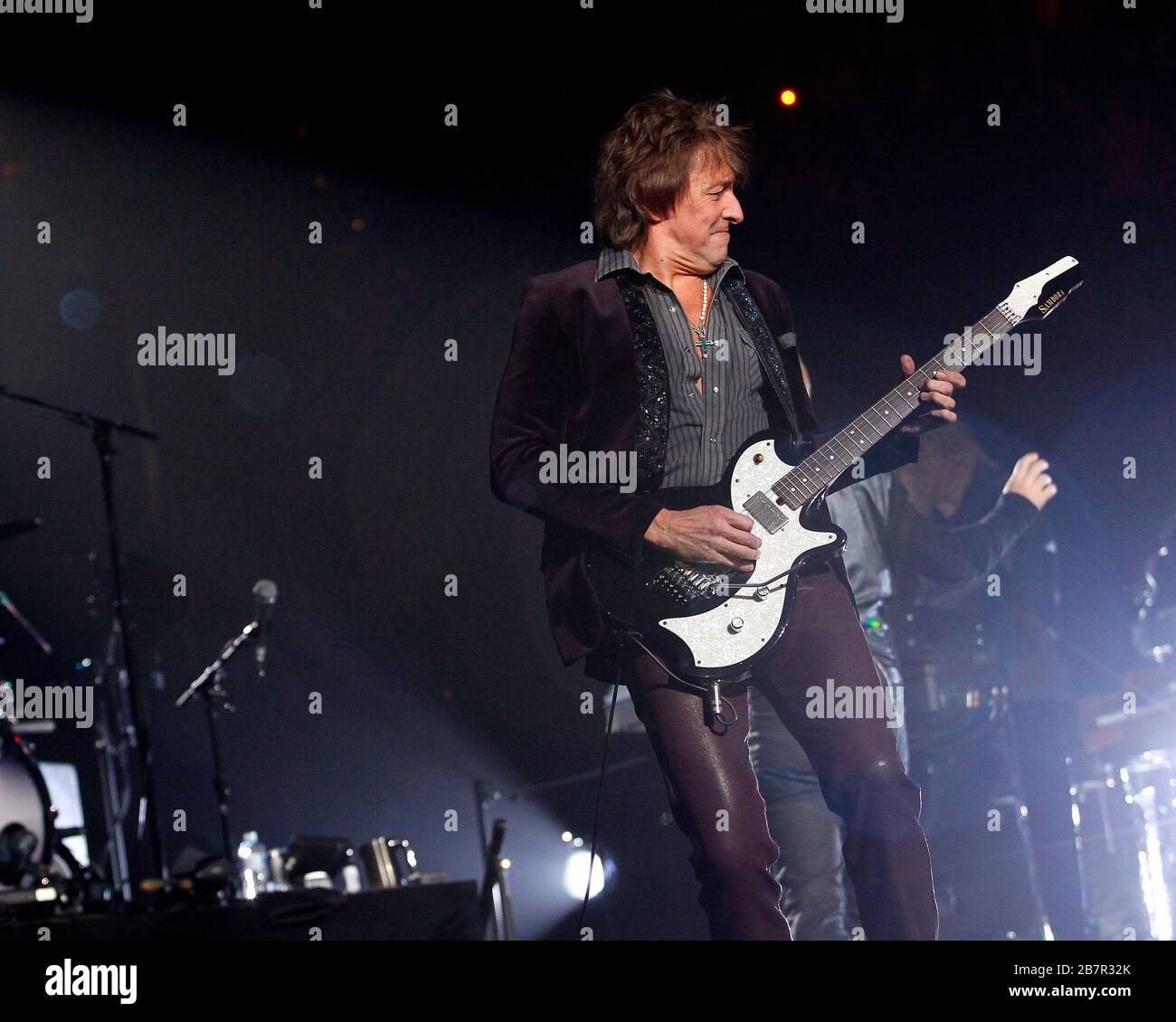 Richie Sambora tritt mit Jon Bon Jovi, David Bryan, Tico Torres und dem Rest der Band im BB&T Center in Sunrise, Florida auf. Stockfoto Richie Sambora tritt mit Jon Bon Jovi, David Bryan, Tico Torres und dem Rest der Band im BB&T Center in Sunrise, Florida auf. Stockfoto