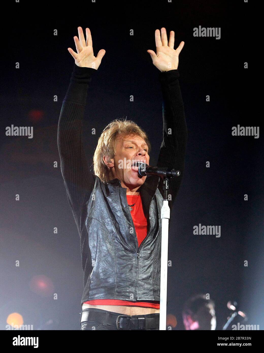 Jon Bon Jovi tritt an seinem Geburtstag im BB&T Center in Sunrise, Florida, mit Richie Sambora, David Bryan, Tico Torres und dem Rest der Band auf. Stockfoto Jon Bon Jovi tritt an seinem Geburtstag im BB&T Center in Sunrise, Florida, mit Richie Sambora, David Bryan, Tico Torres und dem Rest der Band auf. Stockfoto
