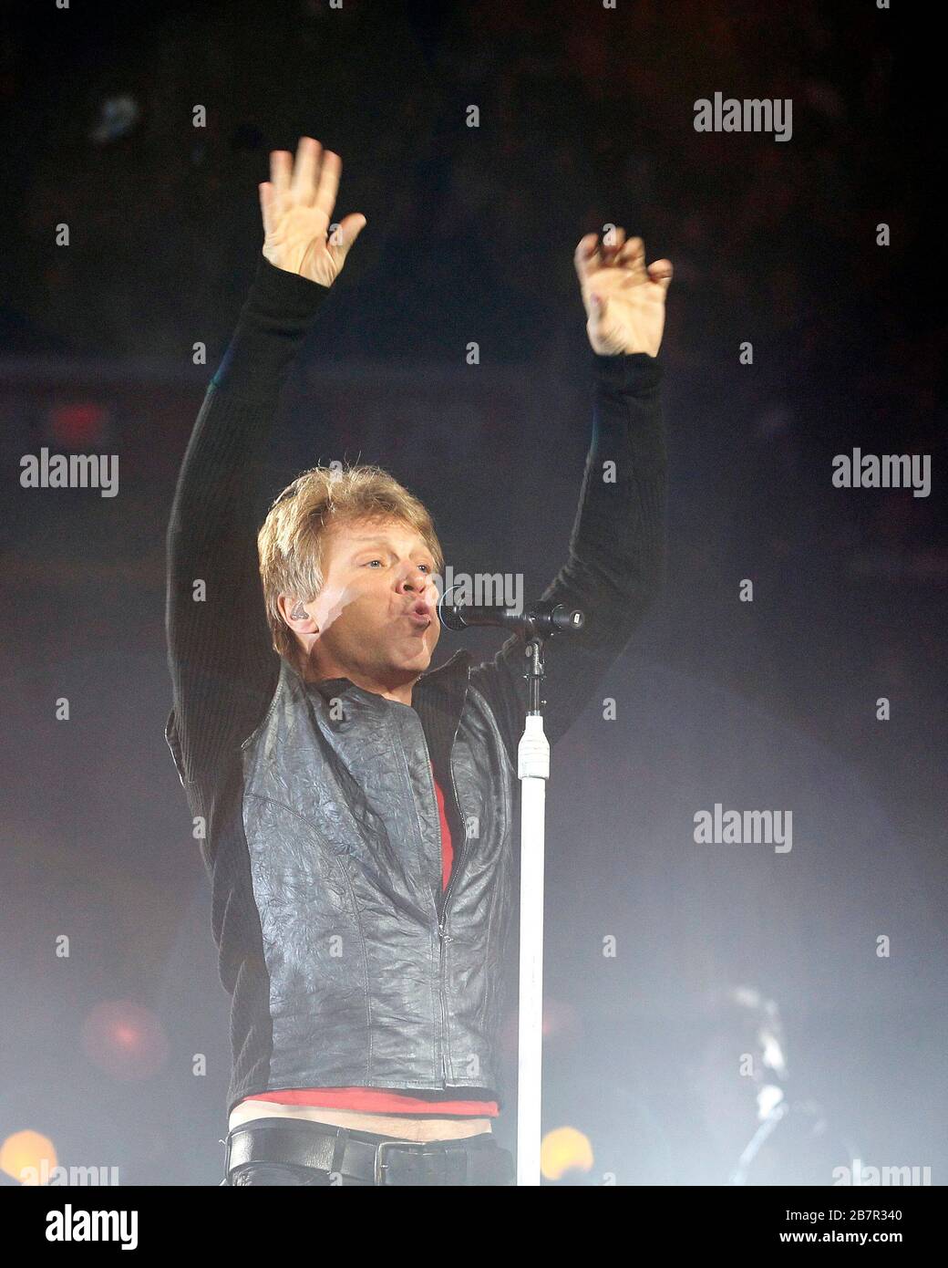 Jon Bon Jovi tritt an seinem Geburtstag im BB&T Center in Sunrise, Florida, mit Richie Sambora, David Bryan, Tico Torres und dem Rest der Band auf. Stockfoto Jon Bon Jovi tritt an seinem Geburtstag im BB&T Center in Sunrise, Florida, mit Richie Sambora, David Bryan, Tico Torres und dem Rest der Band auf. Stockfoto