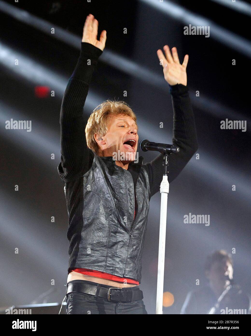Jon Bon Jovi tritt an seinem Geburtstag im BB&T Center in Sunrise, Florida, mit Richie Sambora, David Bryan, Tico Torres und dem Rest der Band auf. Stockfoto Jon Bon Jovi tritt an seinem Geburtstag im BB&T Center in Sunrise, Florida, mit Richie Sambora, David Bryan, Tico Torres und dem Rest der Band auf. Stockfoto
