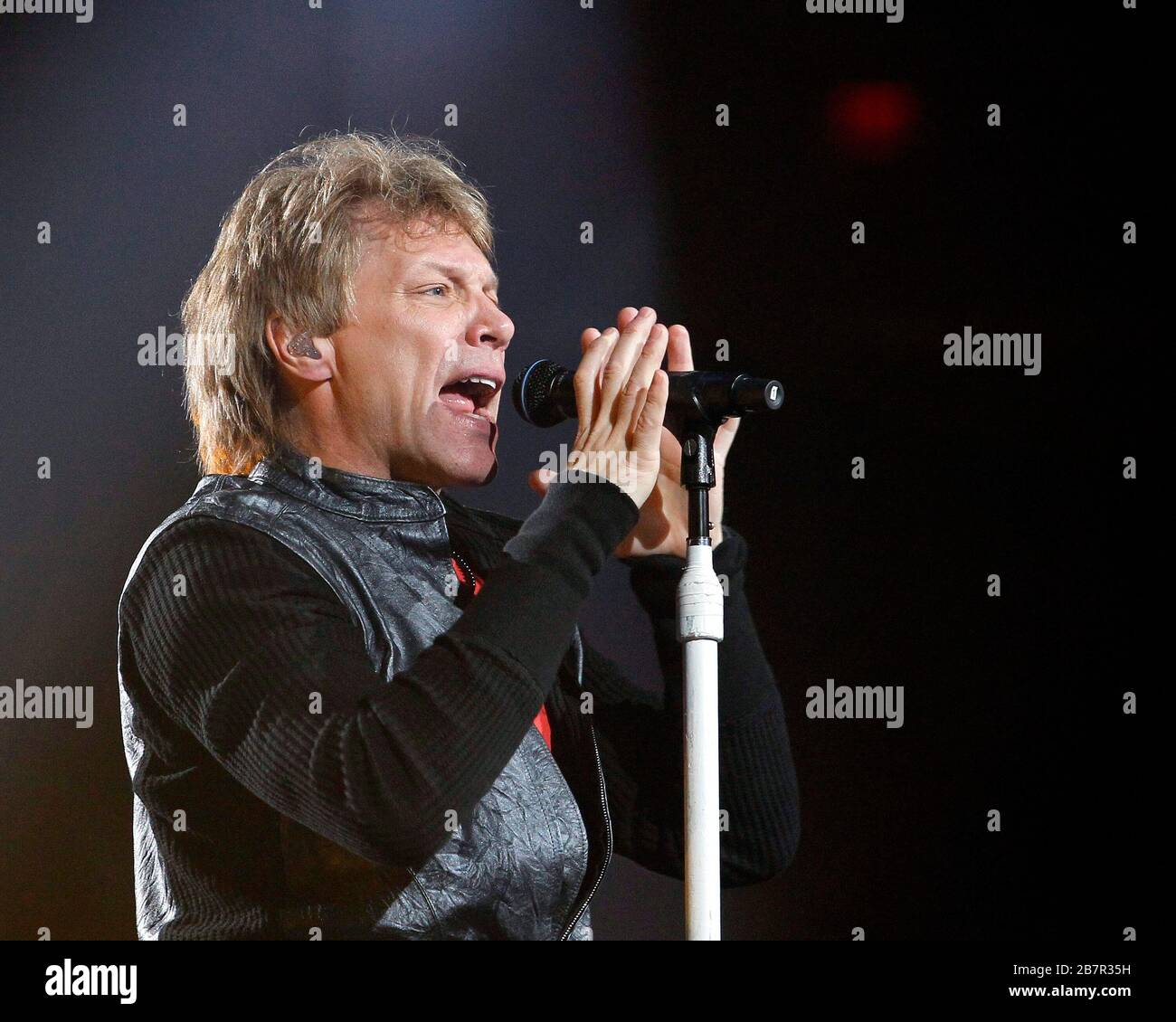 Jon Bon Jovi tritt an seinem Geburtstag im BB&T Center in Sunrise, Florida, mit Richie Sambora, David Bryan, Tico Torres und dem Rest der Band auf. Stockfoto Jon Bon Jovi tritt an seinem Geburtstag im BB&T Center in Sunrise, Florida, mit Richie Sambora, David Bryan, Tico Torres und dem Rest der Band auf. Stockfoto