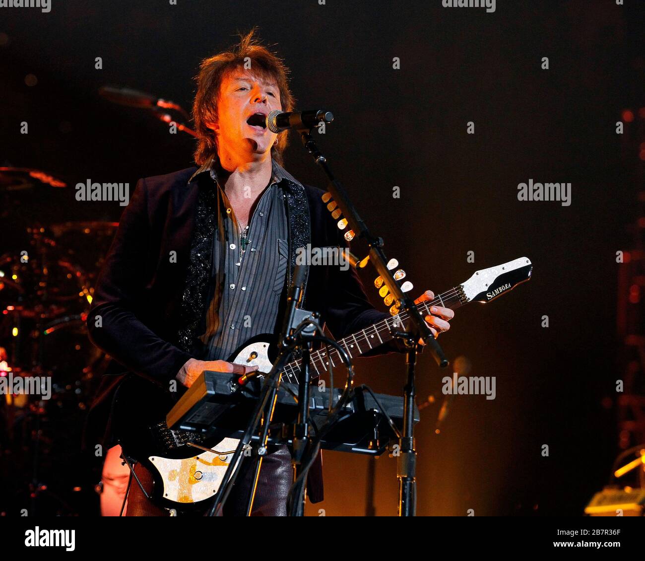 Richie Sambora tritt mit Jon Bon Jovi, David Bryan, Tico Torres und dem Rest der Band im BB&T Center in Sunrise, Florida auf. Stockfoto Richie Sambora tritt mit Jon Bon Jovi, David Bryan, Tico Torres und dem Rest der Band im BB&T Center in Sunrise, Florida auf. Stockfoto