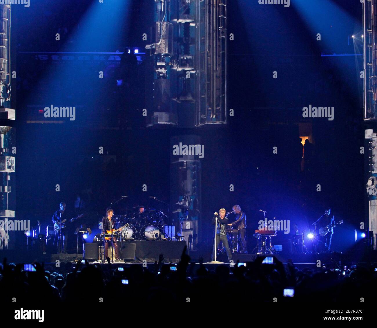 Jon Bon Jovi tritt an seinem Geburtstag im BB&T Center in Sunrise, Florida, mit Richie Sambora, David Bryan, Tico Torres und dem Rest der Band auf. Stockfoto Jon Bon Jovi tritt an seinem Geburtstag im BB&T Center in Sunrise, Florida, mit Richie Sambora, David Bryan, Tico Torres und dem Rest der Band auf. Stockfoto