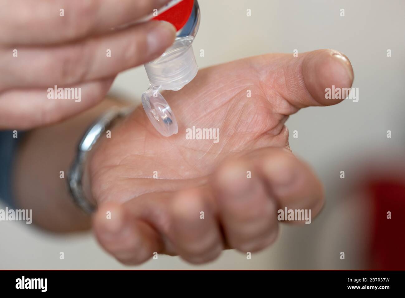 Leipzig, Deutschland, 03-17-2020, Handhygiene, ein Mann desinfiziert seine Hände Stockfoto