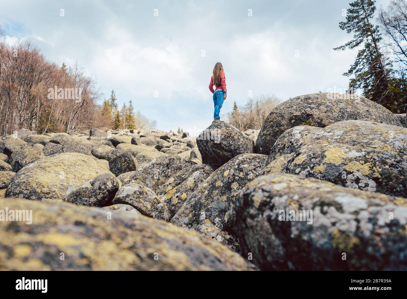 Frau wandern ein Stein Fluss Stockfoto