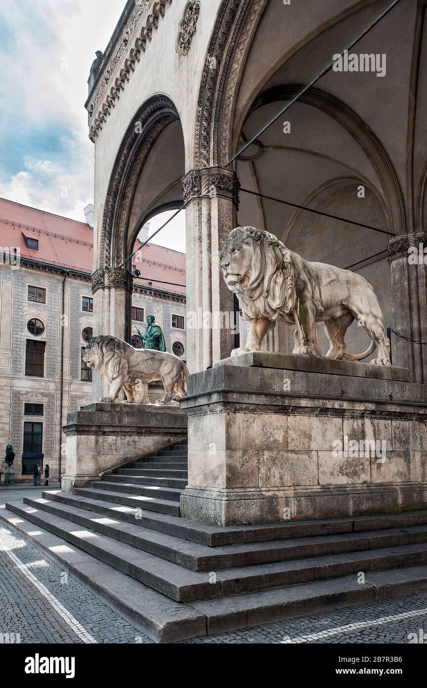 Bayerischer Löwe vor der Feldherrnhalle am Odeonsplatz in der Landeshauptstadt München, Oberbayern, Bayern, Deutschland Stockfoto
