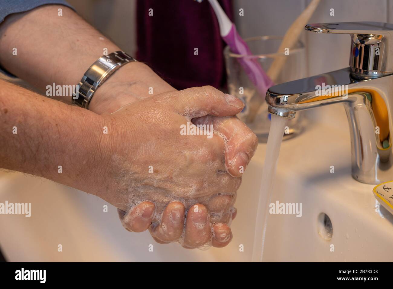 Leipzig, Deutschland, 03-17-2020, Handhygiene, ein Mann wäscht seine Hände mit Seife am Hahn Stockfoto