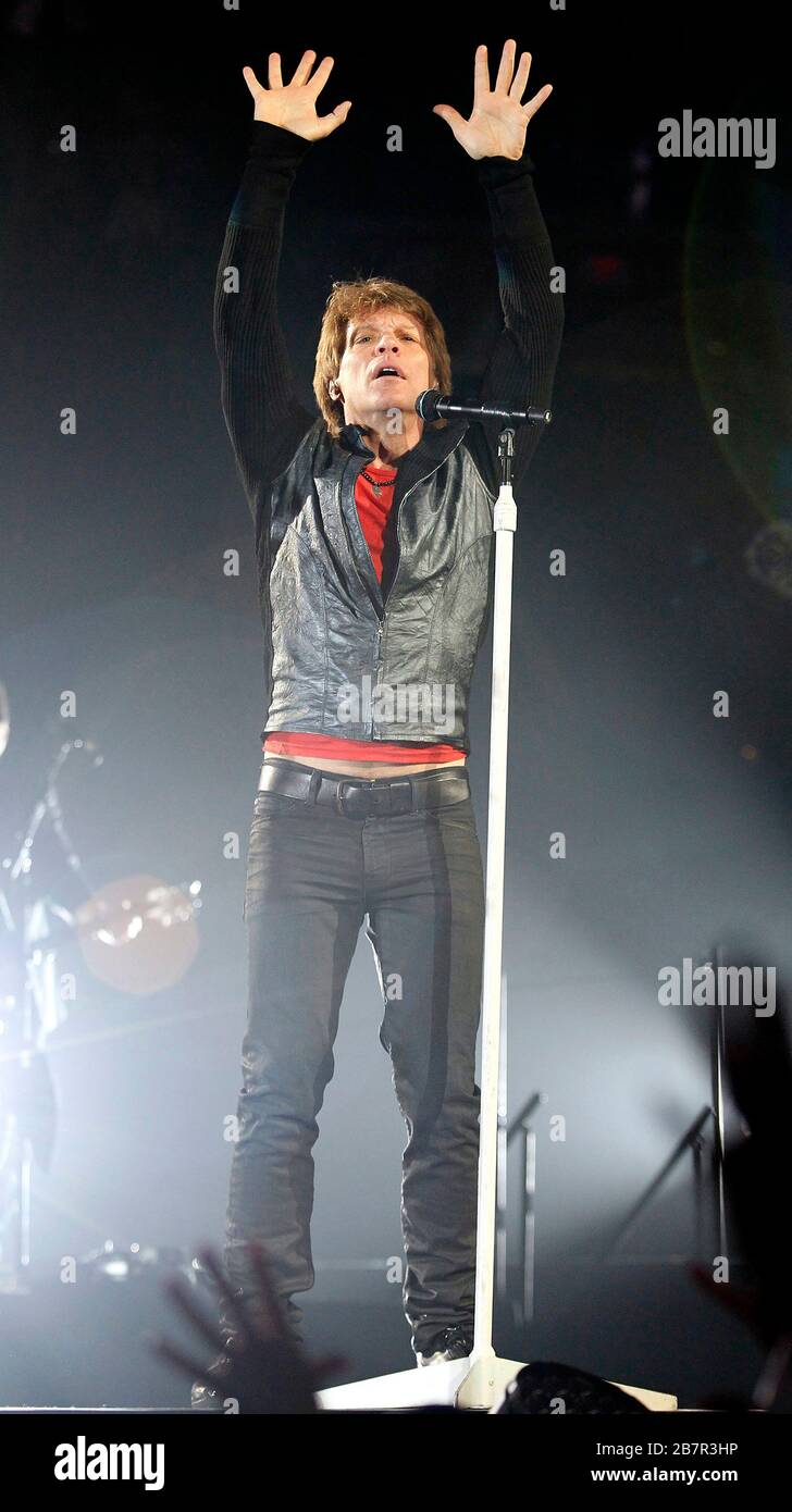 Jon Bon Jovi tritt an seinem Geburtstag im BB&T Center in Sunrise, Florida, mit Richie Sambora, David Bryan, Tico Torres und dem Rest der Band auf. Stockfoto Jon Bon Jovi tritt an seinem Geburtstag im BB&T Center in Sunrise, Florida, mit Richie Sambora, David Bryan, Tico Torres und dem Rest der Band auf. Stockfoto