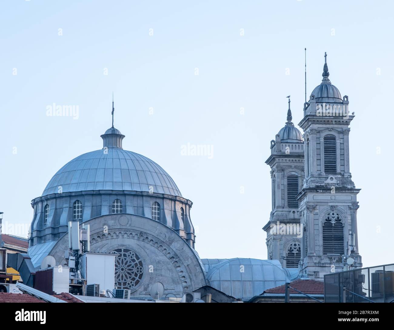 Die Hagia Triada (Heilige Dreifaltigkeit) (Türkisch: Aya Triada Rum Ortodoks Kilisesi) ist eine griechisch-orthodoxe Kirche in Istanbul, Türkei. Die Kirche befindet sich in der Nähe Stockfoto Die Hagia Triada (Heilige Dreifaltigkeit) (Türkisch: Aya Triada Rum Ortodoks Kilisesi) ist eine griechisch-orthodoxe Kirche in Istanbul, Türkei. Die Kirche befindet sich in der Nähe Stockfoto
