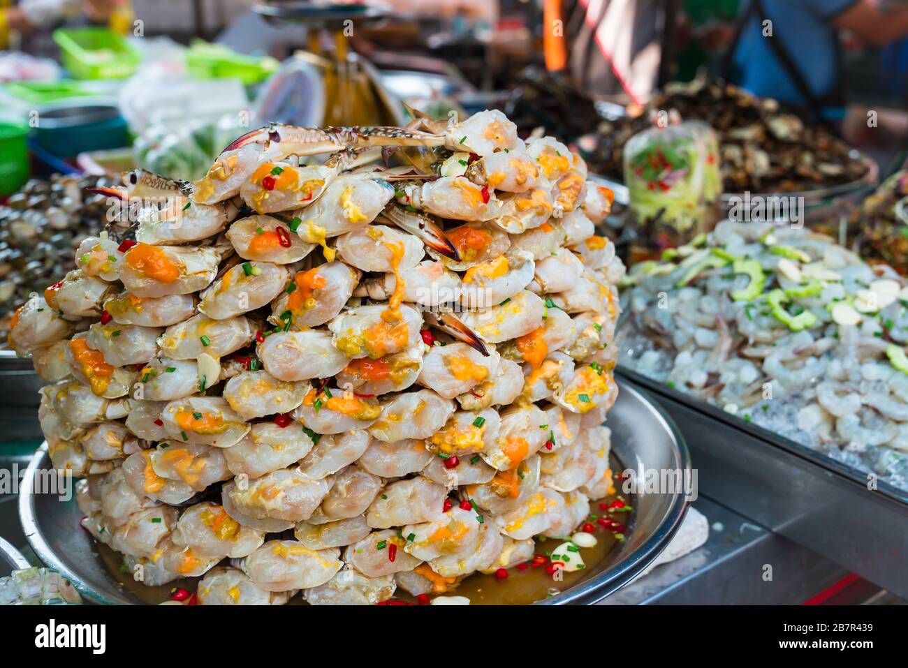 Rohes Krabbenfleisch am Straßenrand in Bangkok, Thailand Stockfoto