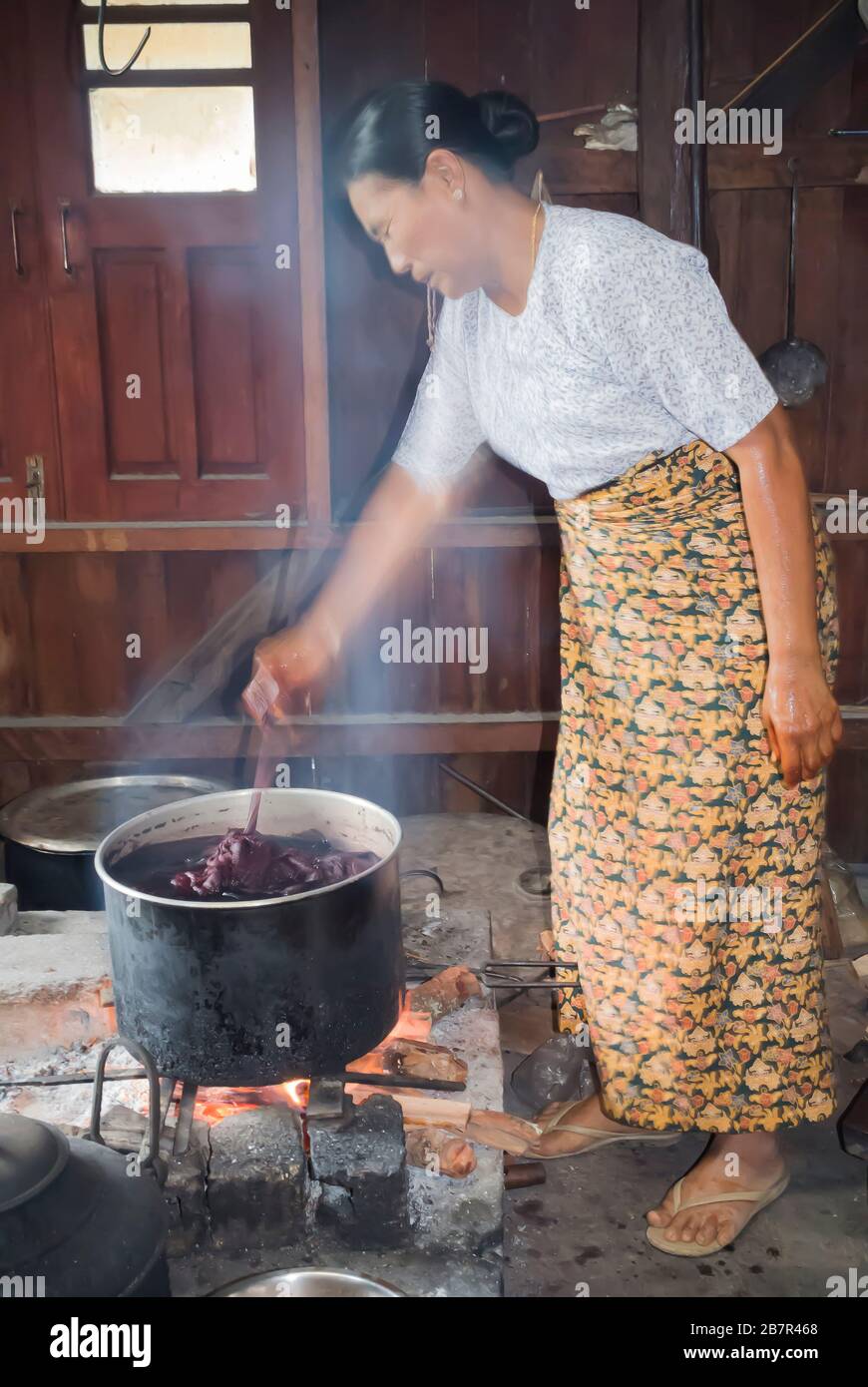 Frau Stirbt Material, Inle Lake, Myanmar Stockfoto