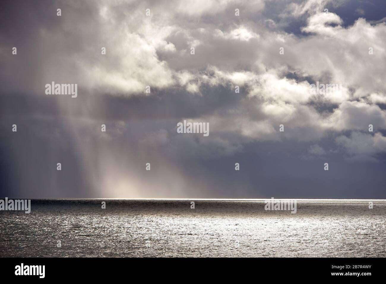 Squally Regendusche auf See. Stockfoto