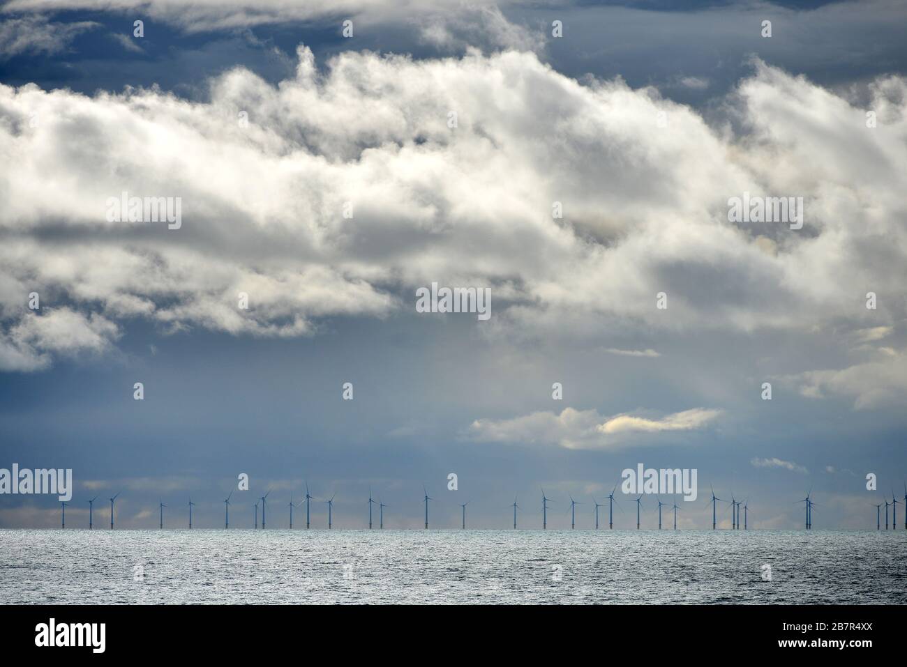 Dramatischer Himmel über Campion Offshore Windpark, Sussex, Großbritannien Stockfoto