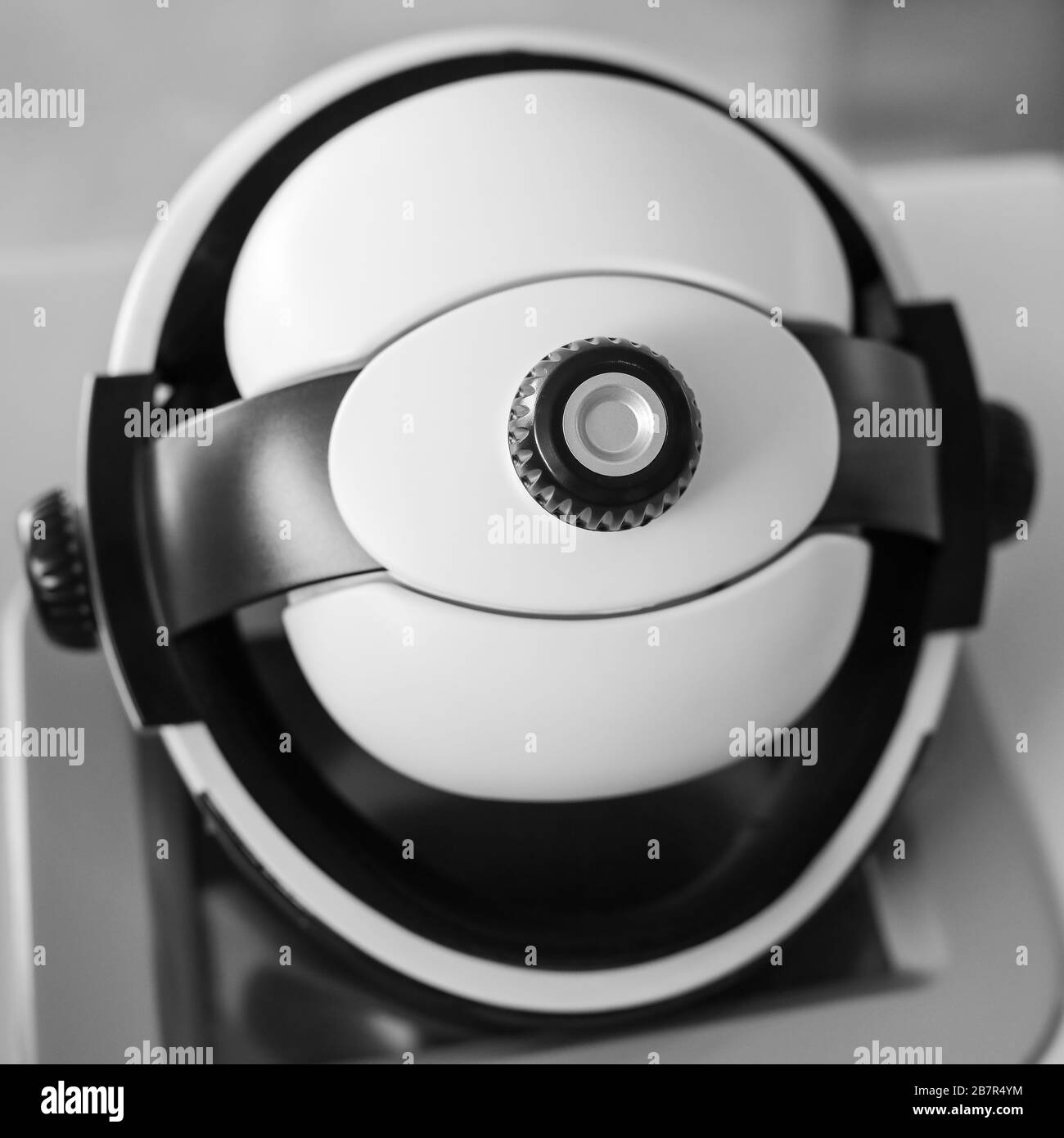 Innovativer moderner Helm für die medizinische Diagnostik Schwarz-Weiß-Foto. Stockfoto