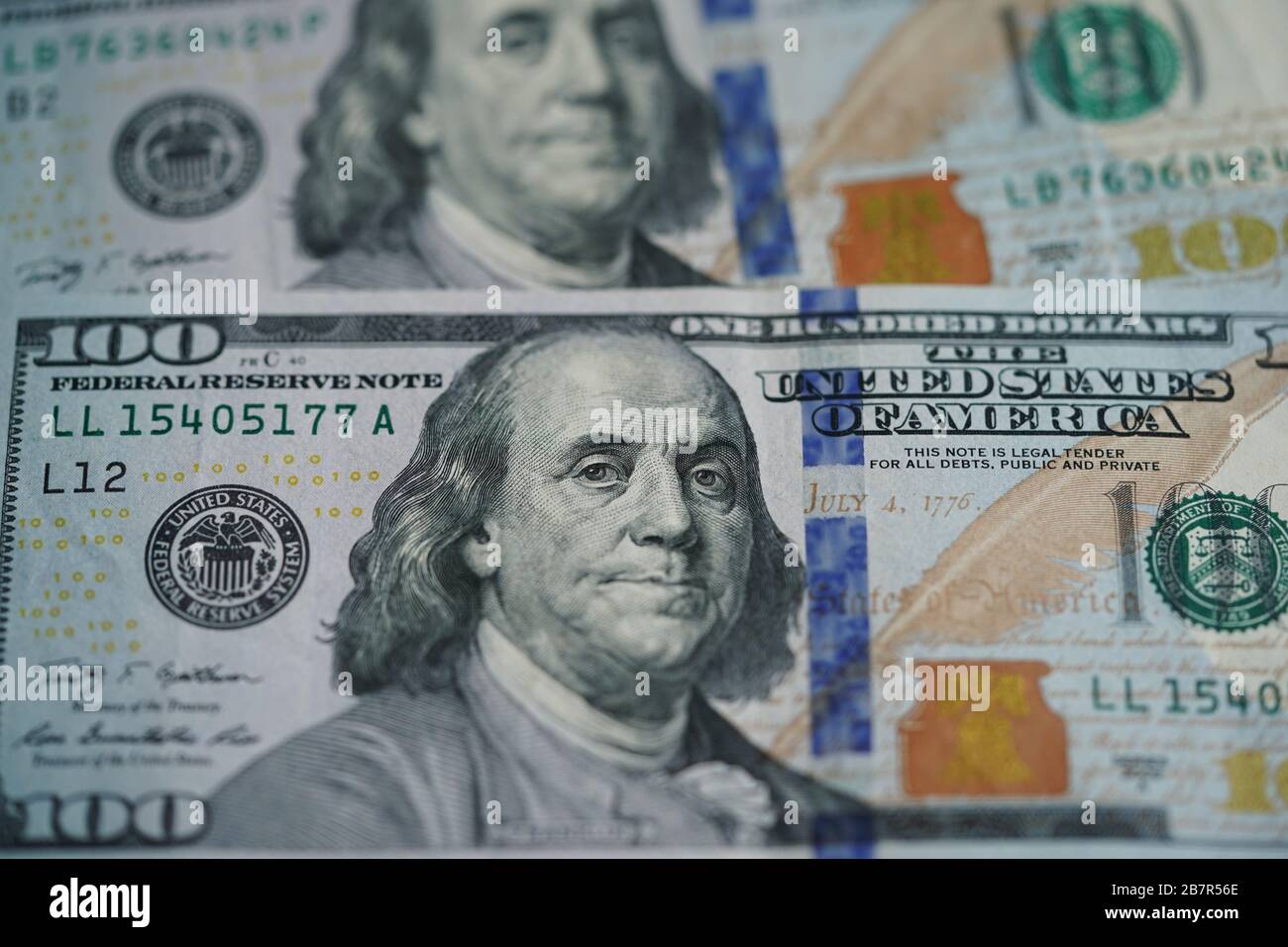 Washington, DC, USA. März 2020. Das am 17. März 2020 aufgenommene Foto zeigt US-Dollar-Banknoten in Washington, DC, den Vereinigten Staaten. Die Trump-Regierung hat am Dienstag ihre Absicht bekundet, Barzahlungen für arbeitende Amerikaner als Teil eines Konjunkturpakets inmitten von Coronavirus-Fallout anzubieten. Kredit: Liu Jie/Xinhua/Alamy Live News Stockfoto