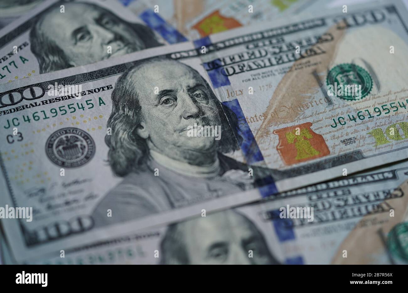 Washington, DC, USA. März 2020. Das am 17. März 2020 aufgenommene Foto zeigt US-Dollar-Banknoten in Washington, DC, den Vereinigten Staaten. Die Trump-Regierung hat am Dienstag ihre Absicht bekundet, Barzahlungen für arbeitende Amerikaner als Teil eines Konjunkturpakets inmitten von Coronavirus-Fallout anzubieten. Kredit: Liu Jie/Xinhua/Alamy Live News Stockfoto