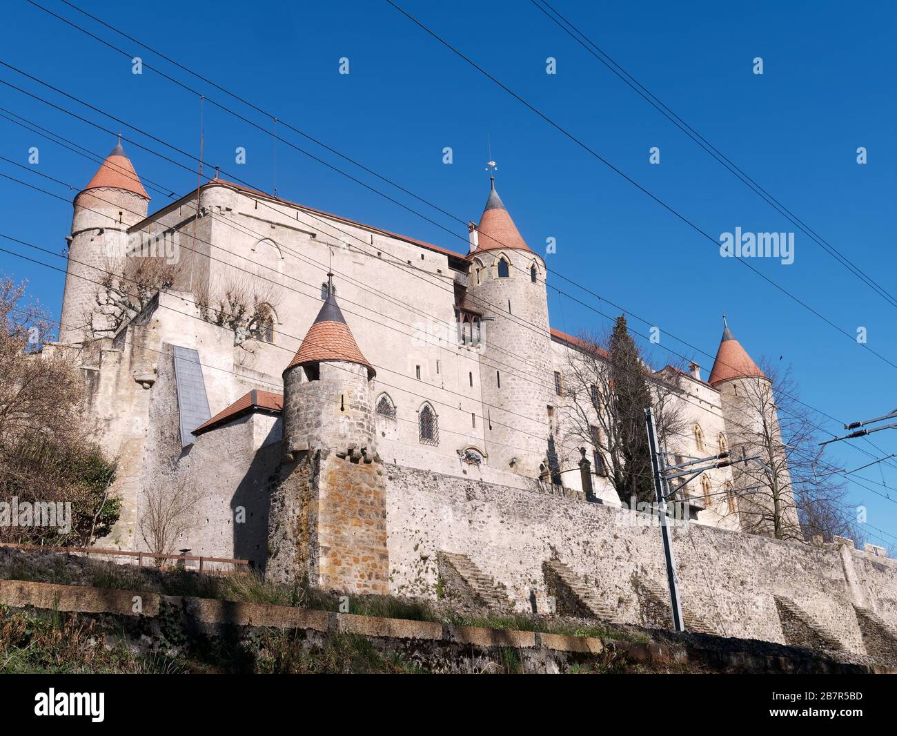 Rückblick auf die Burg Grandson, eine der besterhaltenen mittelalterlichen Festungen der Schweiz gegen den blauen Himmel. Stockfoto