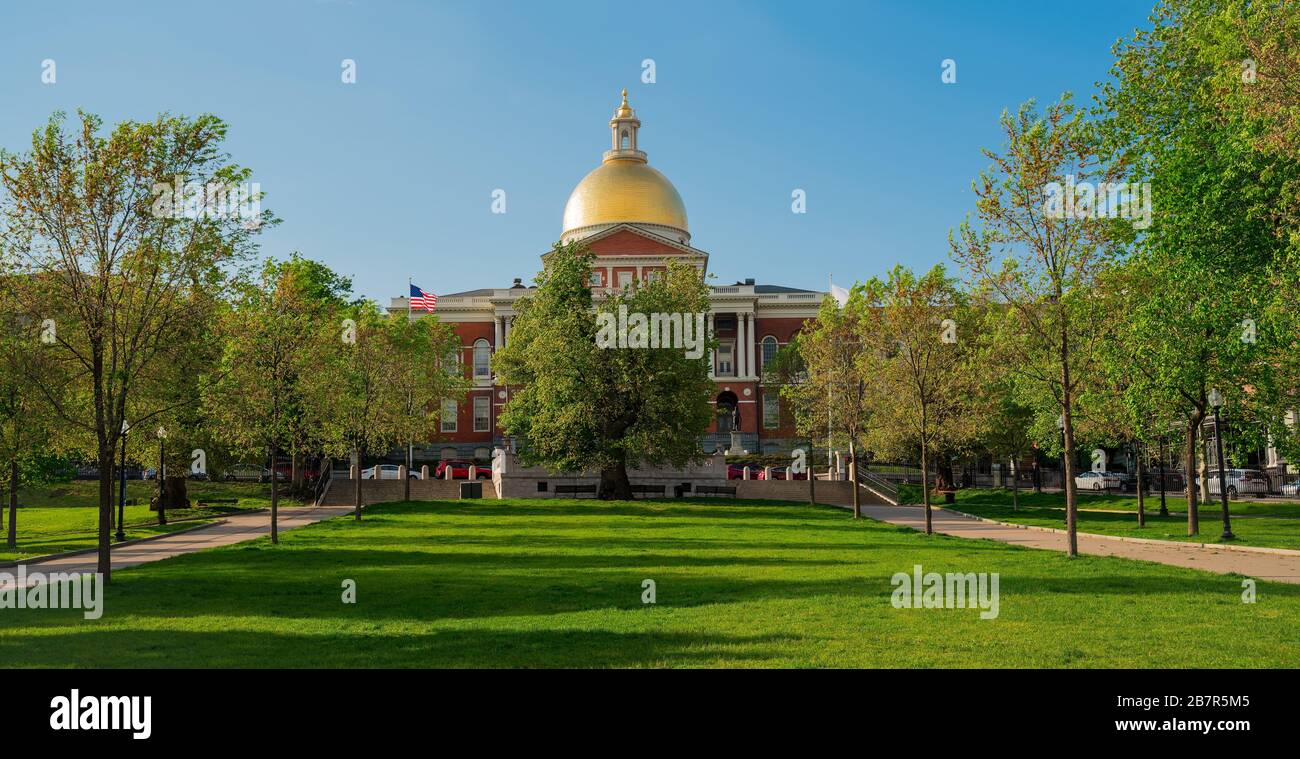Massachusetts State House mit grünem Rasen und blauem Himmel, mit niemandem. Stockfoto