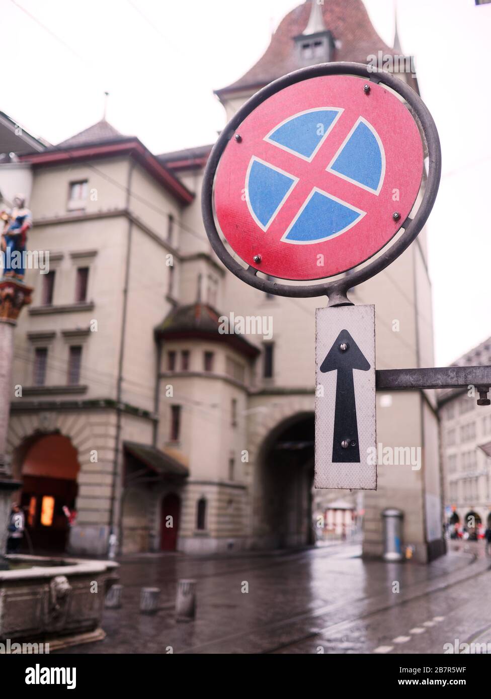 Kein Halt- und Parkschild an der Marktgasse in der Altstadt von Bern,  Schweiz Stockfotografie - Alamy