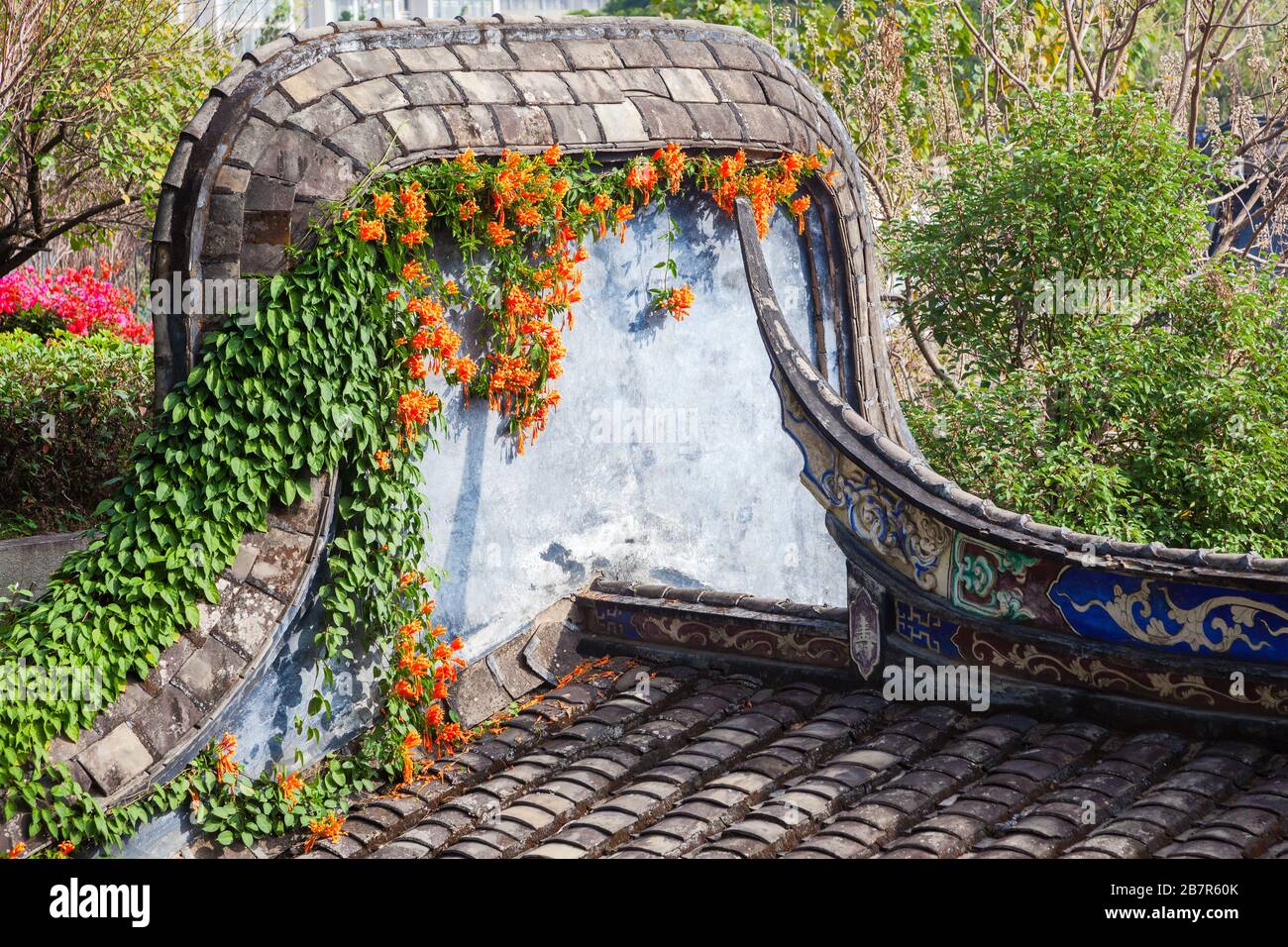 Nahaufnahme auf dem Dach mit wunderschönem Trompeten-Kriechgang, Wand und Fliesen und Eaves mit exquisiter Dekoration, die Teil eines alten Chines ist Stockfoto