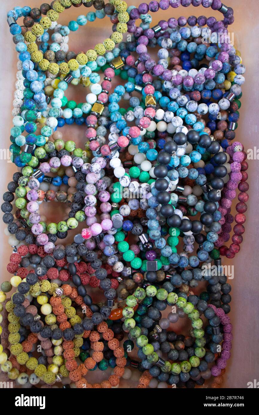 Armbänder aus verschiedenen Farben und Perlen. Es wurde in den Laden genommen. Nahaufnahme. Stockfoto