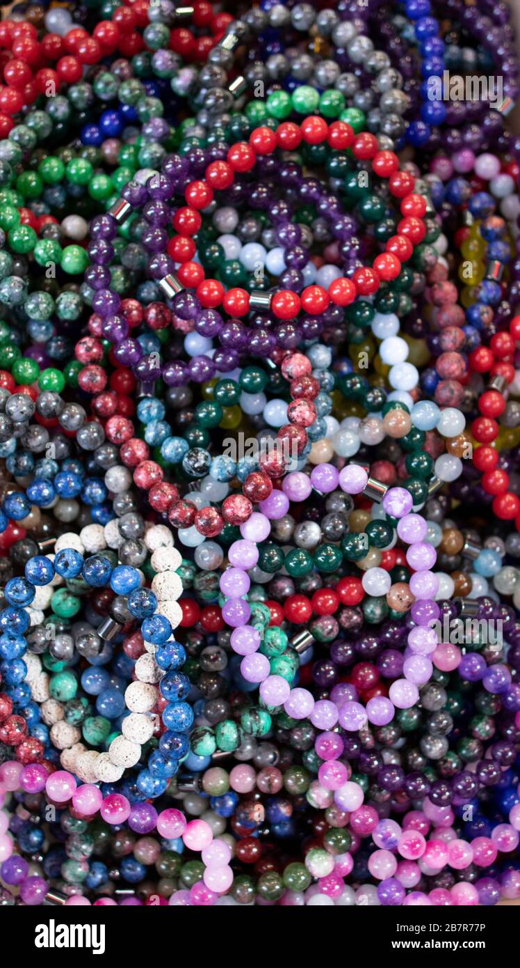 Armbänder aus verschiedenen Farben und Perlen. Es wurde in den Laden genommen. Nahaufnahme. Stockfoto