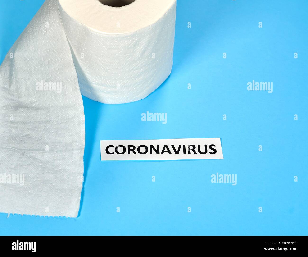 Coronavirus mit einer Rolle Toilettenpapier auf blauem Hintergrund. Ein neuartiges Coronavirus ist ein neues Coronavirus, das bisher nicht identifiziert wurde Stockfoto