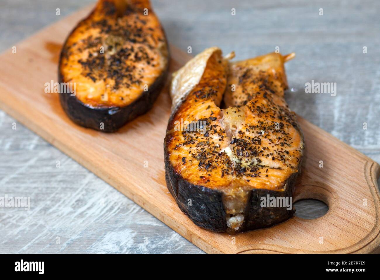 Steaks für Ofenlachs. Zwei rote Scheiben roter Fisch mit Gewürzen. Zu Hause gekochter Fisch zum Abendessen Stockfoto