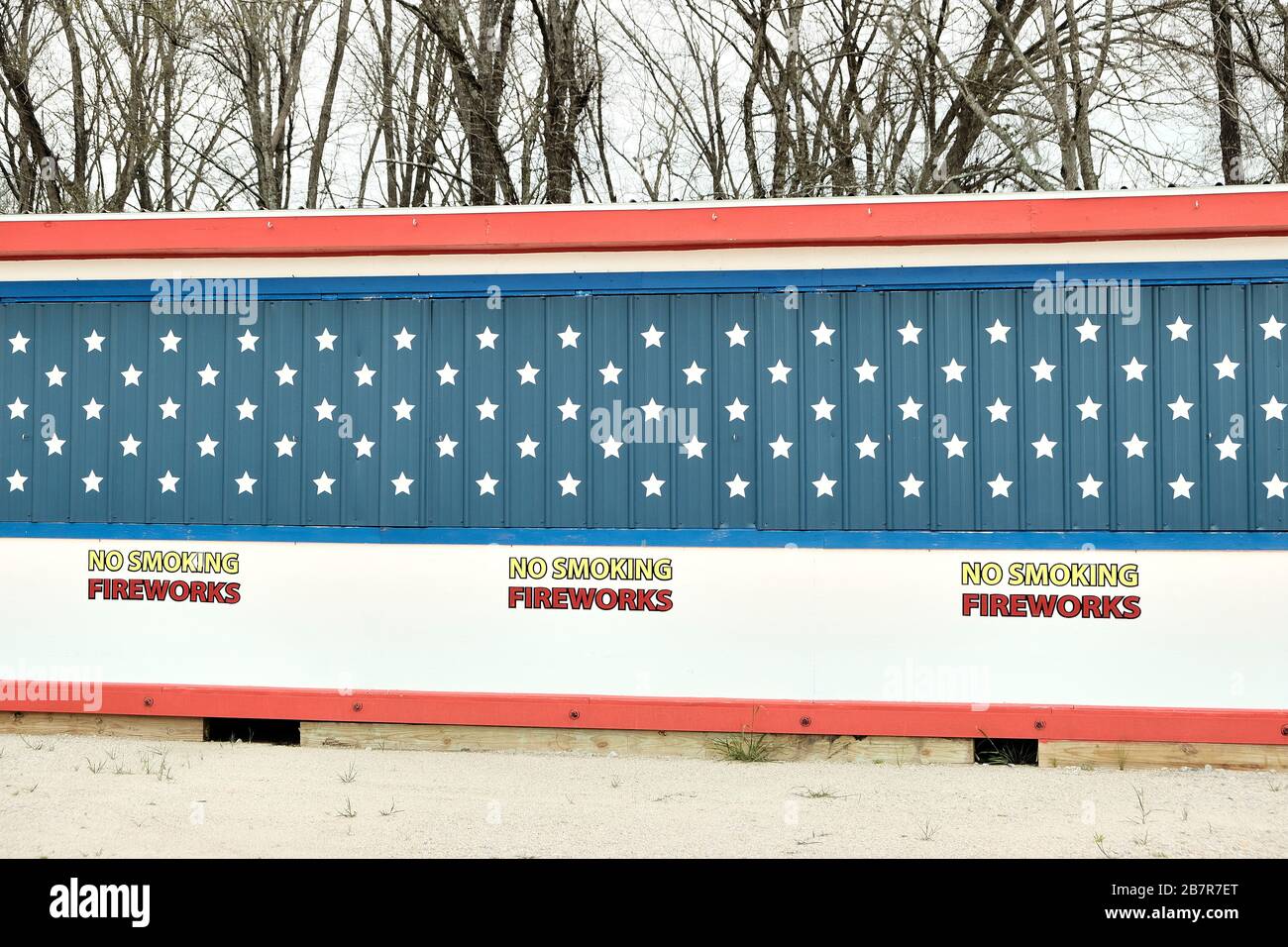 Geschlossener amerikanischer Feuerwerksstand, der in Flaggenfarben im ländlichen Alabama, Vereinigte Staaten gemalt wurde. Stockfoto