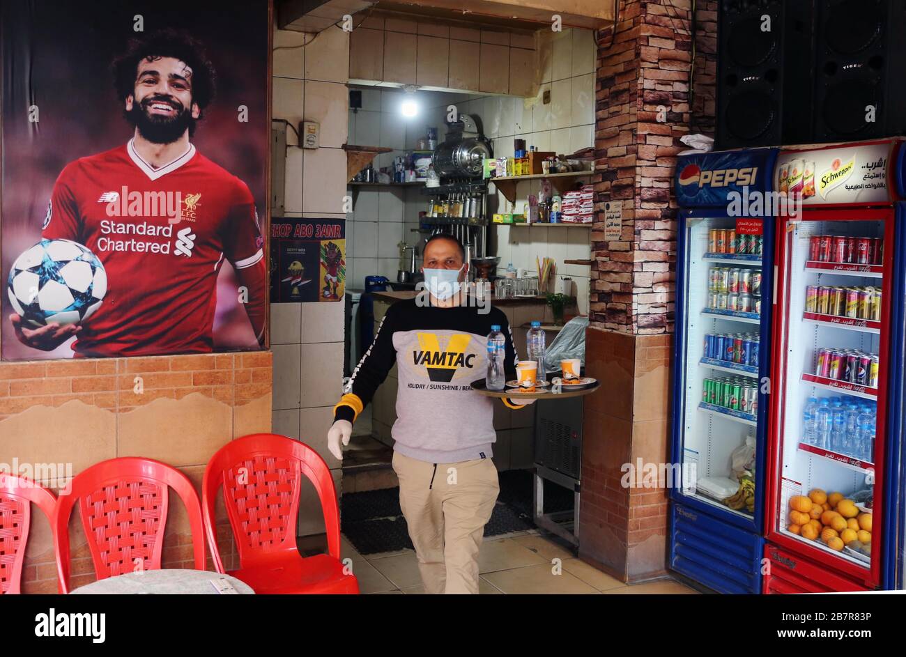 Kairo, Ägypten. März 2020. Ein Mann, der eine Gesichtsmaske trägt, arbeitet in einem Café in Kairo, Ägypten, am 17. März 2020. Seit dem Ausbruch des Coronavirus hat Ägypten einen integrierten Plan verabschiedet, der Früherkennungs-, Quarantäne- und Behandlungsmaßnahmen sowie die Sensibilisierung der Öffentlichkeit umfasst. Credit: Ahmed Gomaa/Xinhua/Alamy Live News Stockfoto