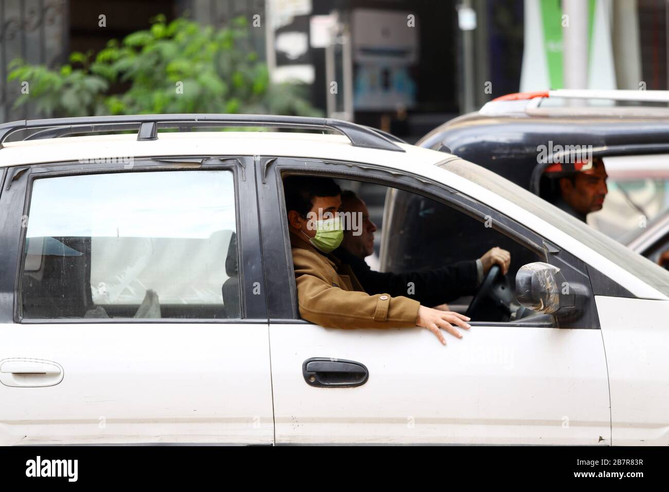 Kairo, Ägypten. März 2020. Ein Mann, der eine Gesichtsmaske trägt, sitzt in einem Auto in Kairo, Ägypten, am 17. März 2020. Seit dem Ausbruch des Coronavirus hat Ägypten einen integrierten Plan verabschiedet, der Früherkennungs-, Quarantäne- und Behandlungsmaßnahmen sowie die Sensibilisierung der Öffentlichkeit umfasst. Credit: Ahmed Gomaa/Xinhua/Alamy Live News Stockfoto