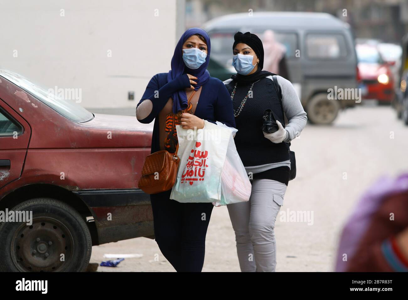 Kairo, Ägypten. März 2020. Frauen, die Gesichtsmasken tragen, gehen auf einer Straße in Kairo, Ägypten, 17. März 2020. Seit dem Ausbruch des Coronavirus hat Ägypten einen integrierten Plan verabschiedet, der Früherkennungs-, Quarantäne- und Behandlungsmaßnahmen sowie die Sensibilisierung der Öffentlichkeit umfasst. Credit: Ahmed Gomaa/Xinhua/Alamy Live News Stockfoto