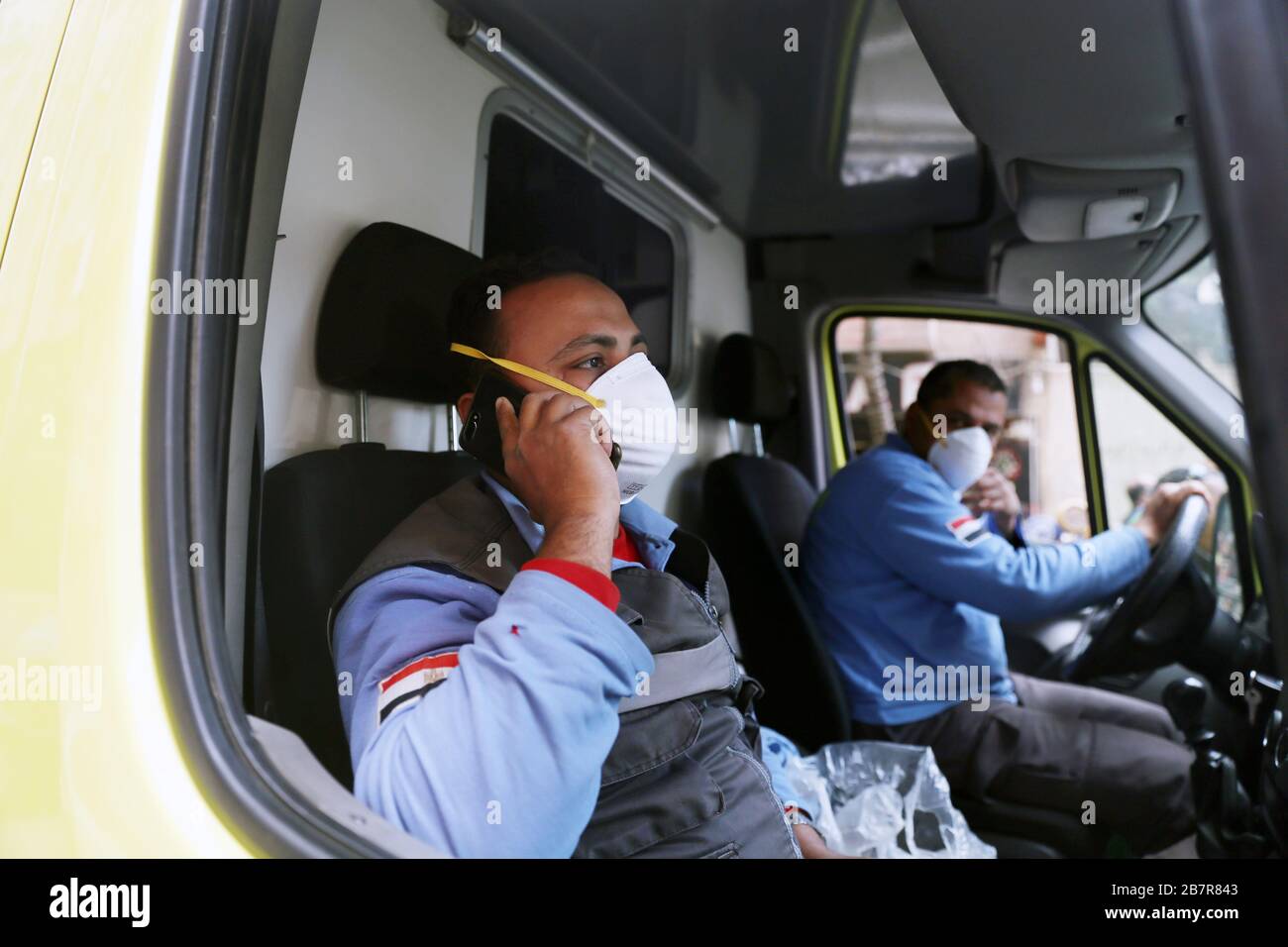 Kairo, Ägypten. März 2020. Mitarbeiter, die Gesichtsmasken tragen, sitzen in einem Krankenwagen in Kairo, Ägypten, 17. März 2020. Seit dem Ausbruch des Coronavirus hat Ägypten einen integrierten Plan verabschiedet, der Früherkennungs-, Quarantäne- und Behandlungsmaßnahmen sowie die Sensibilisierung der Öffentlichkeit umfasst. Credit: Ahmed Gomaa/Xinhua/Alamy Live News Stockfoto