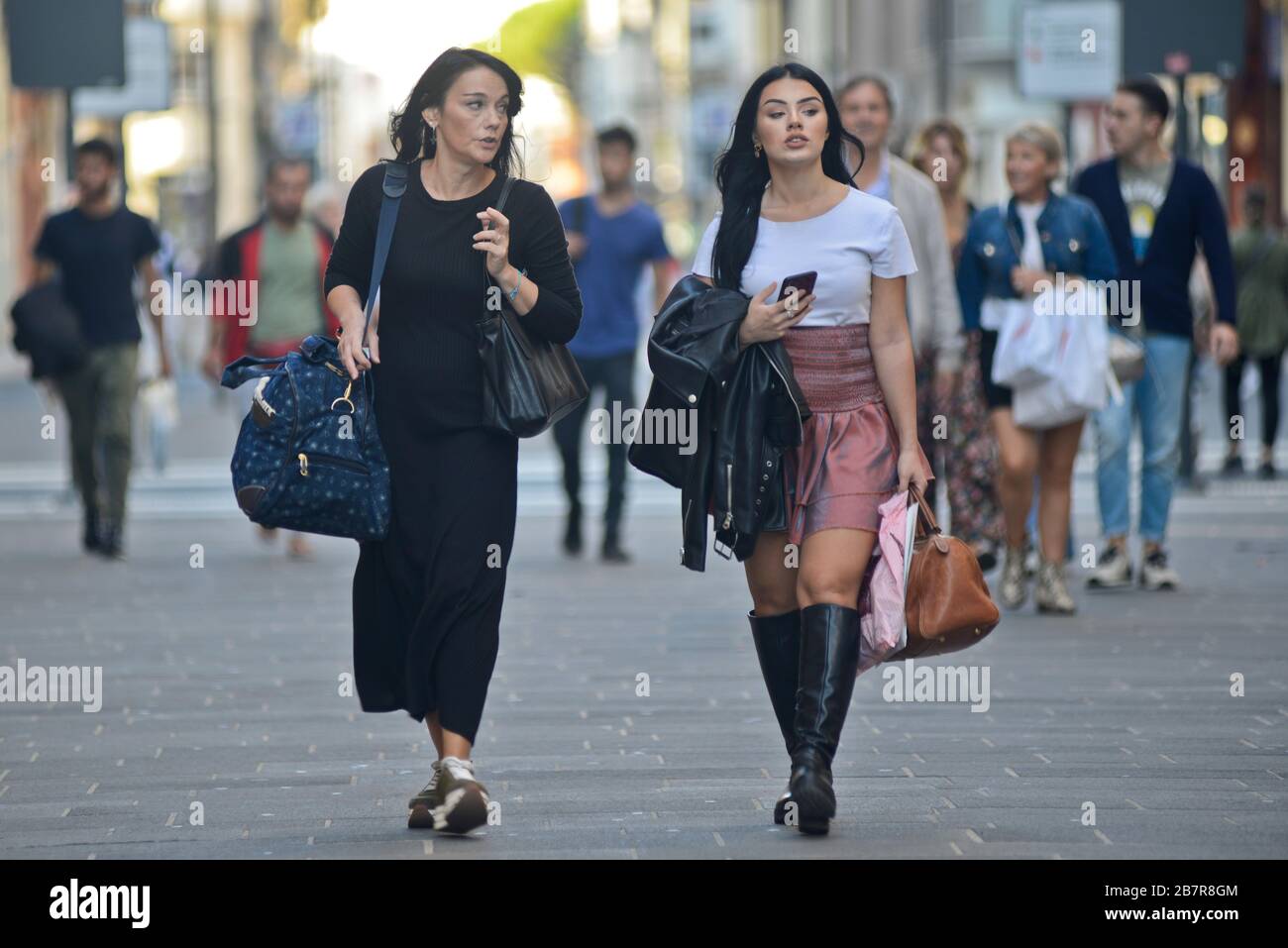 Italienische Frauen einkaufen in der Via Sparano da Bari. Bari, Italien Stockfoto