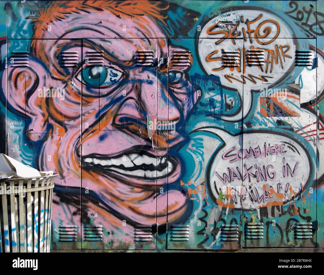 Moderne Graffiti in Porta Garibaldi, einem Distrekt von Mailand, Italien, mit Karikaturen des Gesichts eines Mannes während des Gesprächs. Stockfoto