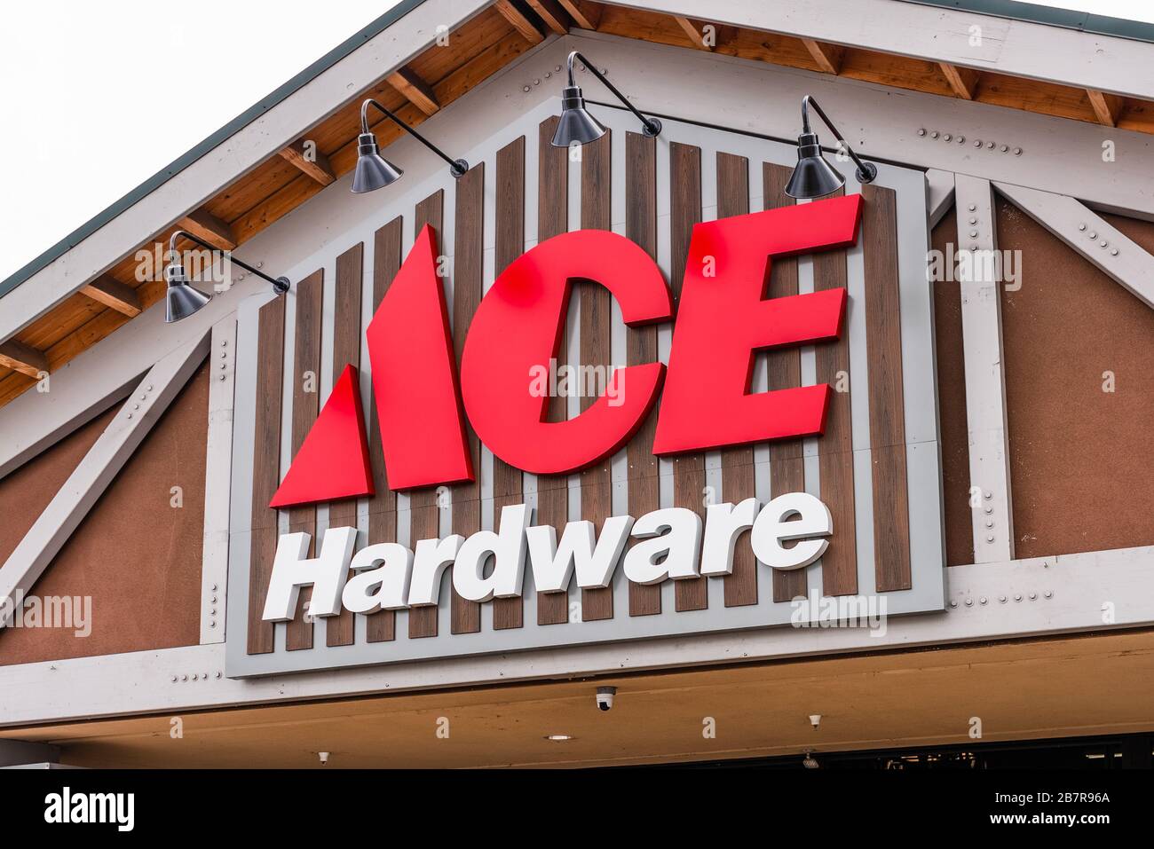 1. März 2020 Mountain View / CA / USA - Nahaufnahme des Ace Hardware Store Schildes, das über dem Eingang zu einem ihrer Standorte angezeigt wird; ACE Hardware ist die Stockfoto