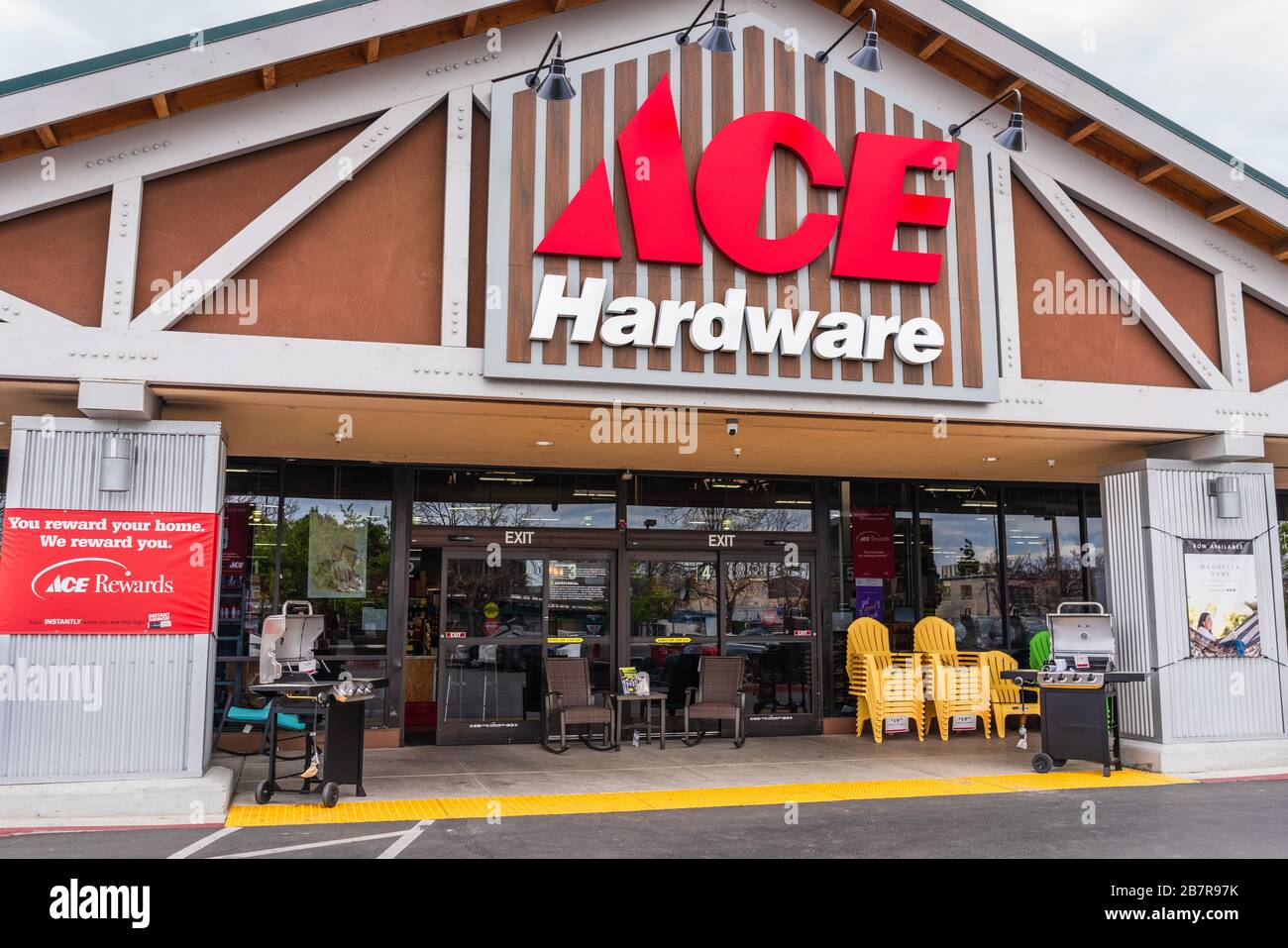 März 2020 Mountain View/CA/USA - Ace Hardware Store in San Francisco Bay Area; ACE Hardware ist die weltweit größte Hardware-Einzelhandelsgenossenschaft Stockfoto