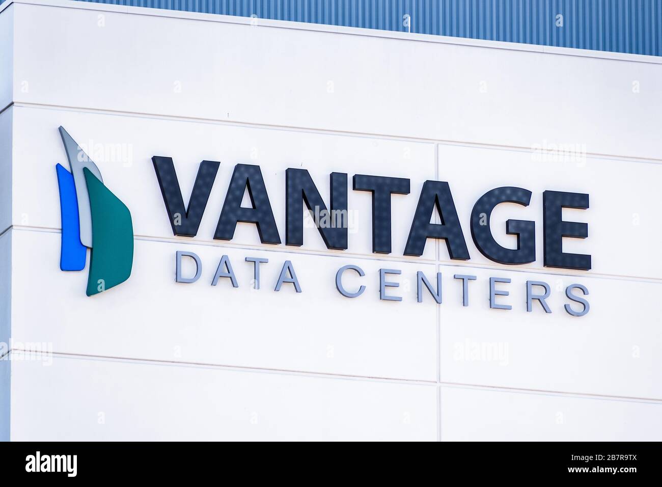 März 2020 Santa Clara/CA/USA - Vantage Data Center-Logo an einem Standort im Silicon Valley; Vantage Data Centers LLC ist ein amerikanisches c Stockfoto