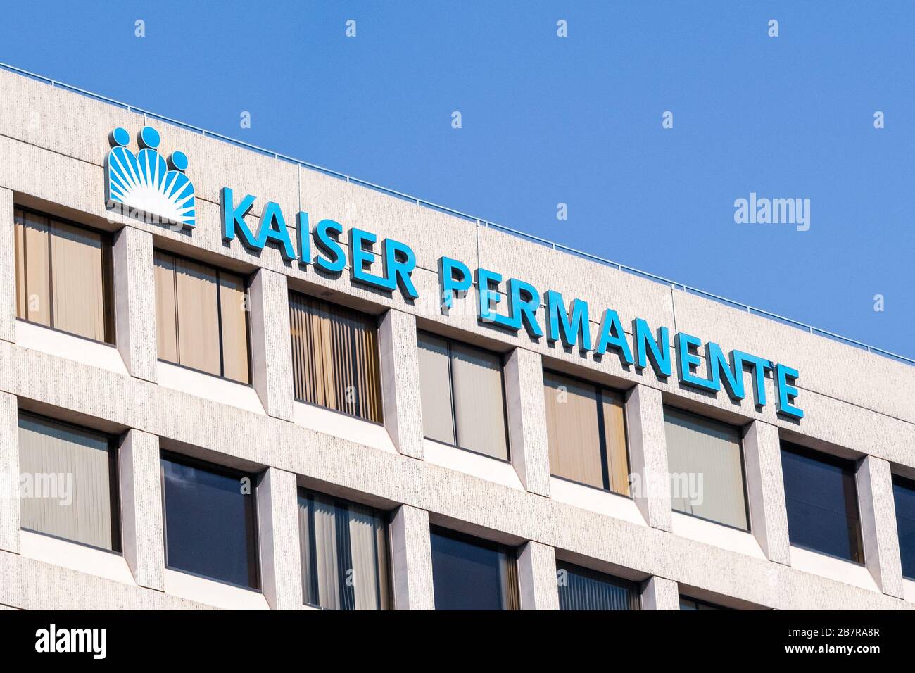 Okt 18, 2019 Oakland/CA/USA - Kaiser Permanente Logo in ihrem Medical Center in East San Francisco Bay Area; Kaiser Permanente ist eine amerikanische Inte Stockfoto