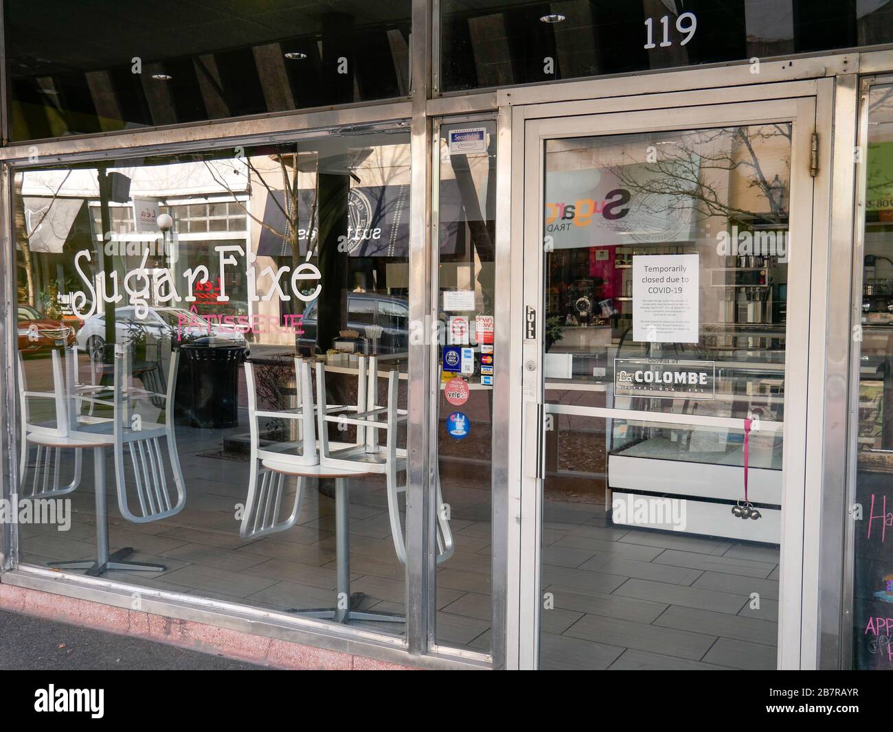 Oak Park, Illinois, USA. März 2020. Ein Süßwarenladen und Café iin im Innenstadtbereich dieses westlichen Chicagoer Vororts hat sich aufgrund der COVID-19-Pandemie für eine vorübergehende Schließung entschieden. Gouverneur JB Pritzker ordnete an, dass alle Restaurants geschlossen werden sollten, mit Ausnahme von Carry-out, Lieferung und Bordservice, bis die Krise vorüber ist. Stockfoto