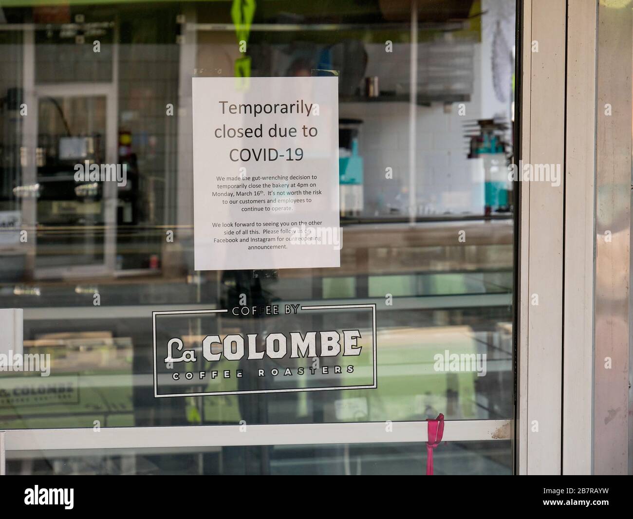 Oak Park, Illinois, USA. März 2020. Ein Süßwarenladen und Café iin im Innenstadtbereich dieses westlichen Chicagoer Vororts hat sich aufgrund der COVID-19-Pandemie für eine vorübergehende Schließung entschieden. Gouverneur JB Pritzker ordnete an, dass alle Restaurants geschlossen werden sollten, mit Ausnahme von Carry-out, Lieferung und Bordservice, bis die Krise vorüber ist. Stockfoto