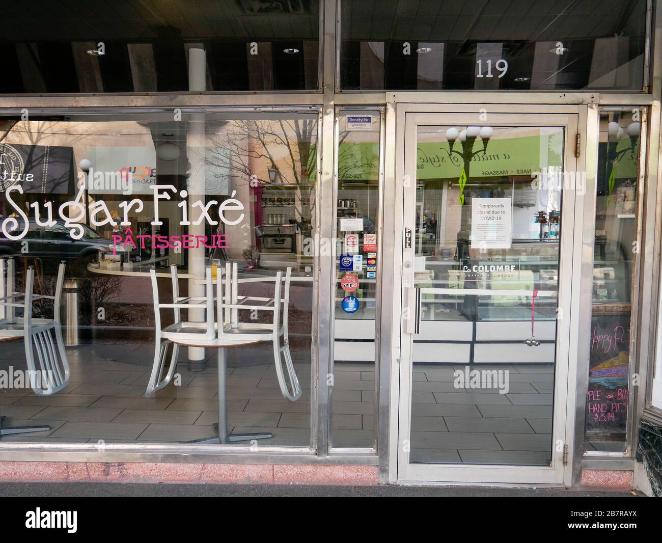 Oak Park, Illinois, USA. März 2020. Ein Süßwarenladen und Café iin im Innenstadtbereich dieses westlichen Chicagoer Vororts hat sich aufgrund der COVID-19-Pandemie für eine vorübergehende Schließung entschieden. Gouverneur JB Pritzker ordnete an, dass alle Restaurants geschlossen werden sollten, mit Ausnahme von Carry-out, Lieferung und Bordservice, bis die Krise vorüber ist. Stockfoto