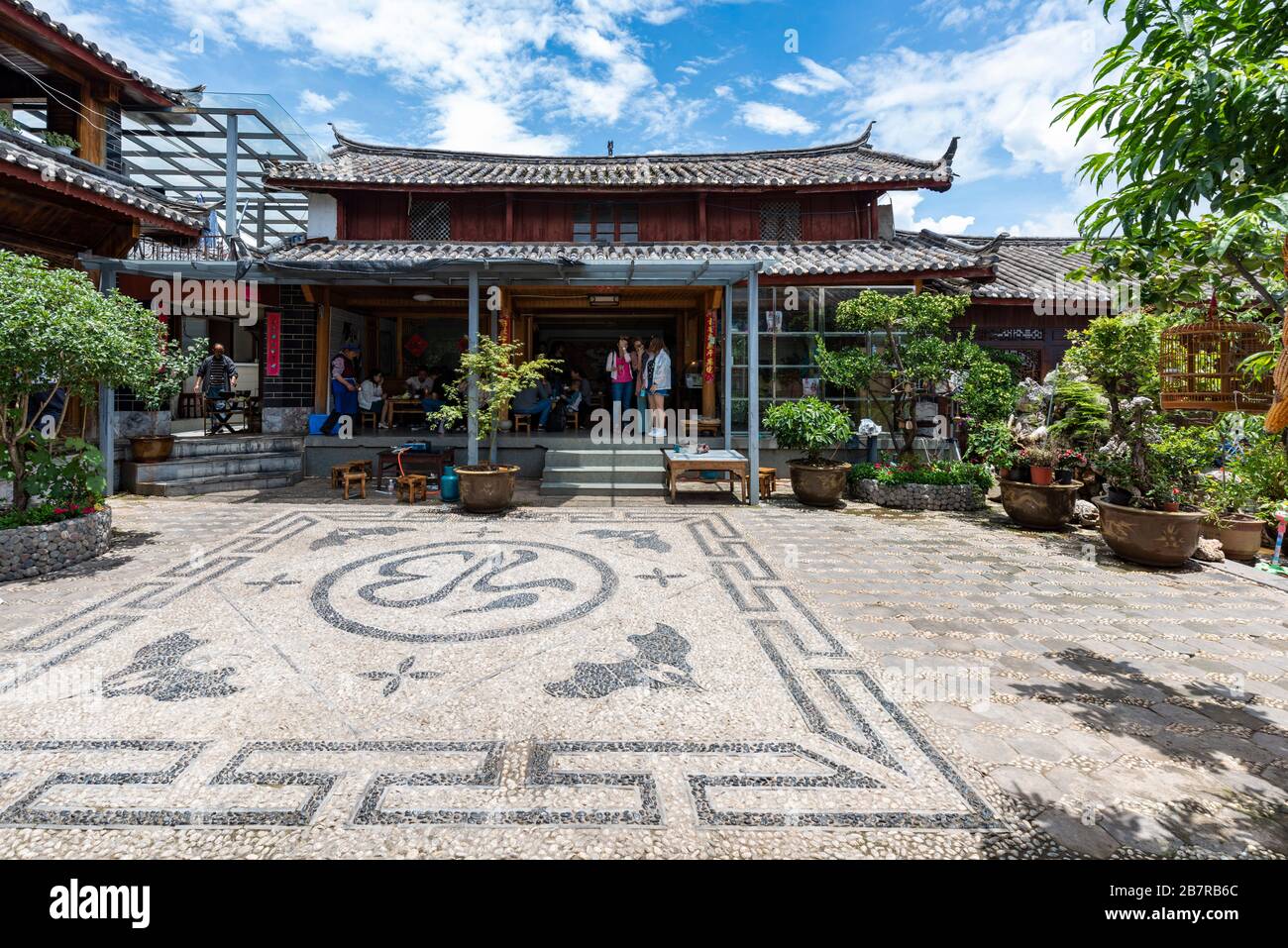 Ein traditionelles Haus der Naxi-Leute am Lashi-See, wo es ein Paradies für Wandervögel und der Ursprung der alten Tea Horse Road ist. Stockfoto