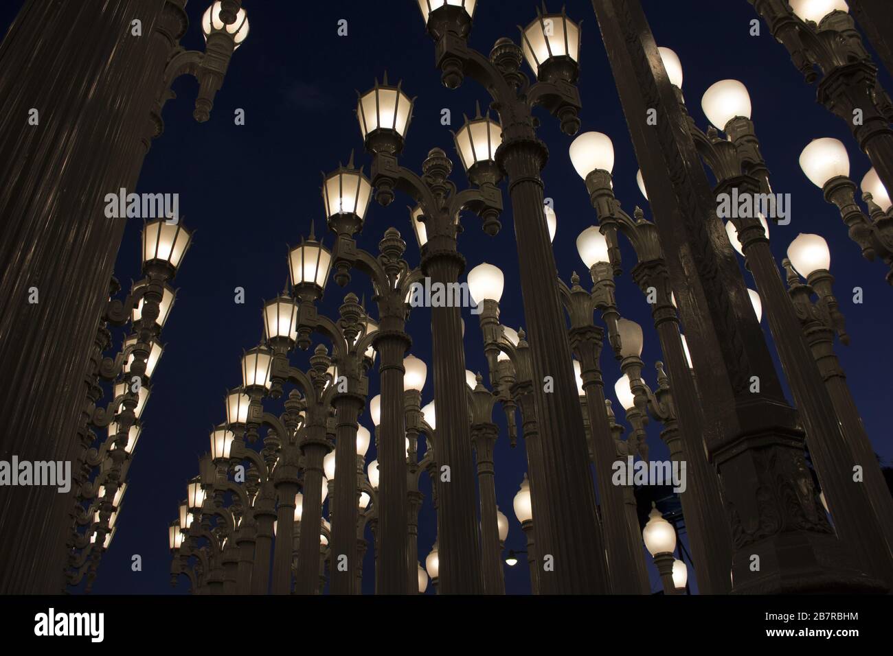 Lampen des Los Angeles County Museum of Art während Die Nacht in den USA  Stockfotografie - Alamy