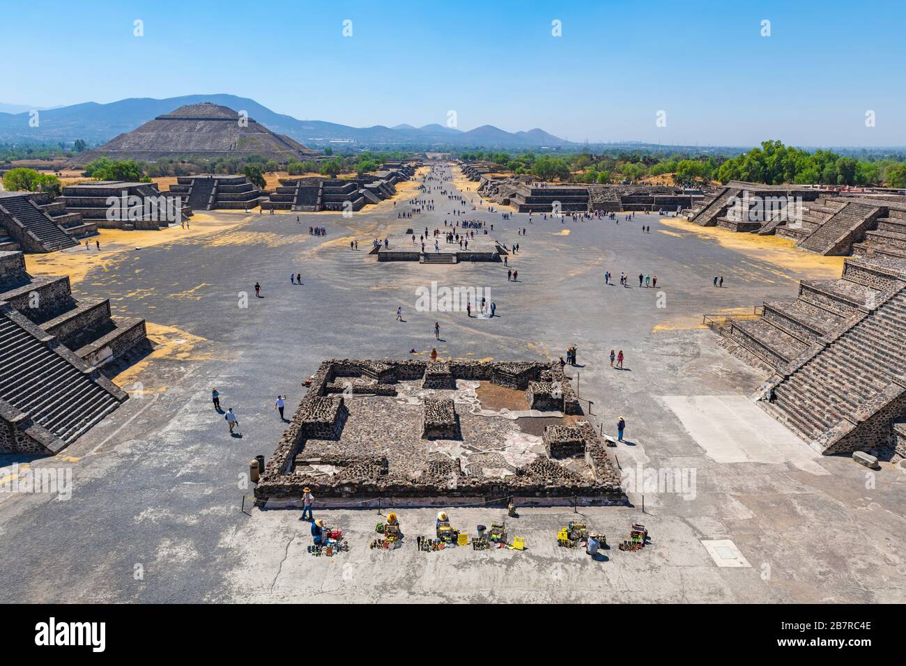 Die archäologische Stätte von Teotihuacan, die von der Mondpyramide mit der Gasse der Toten- und Sonnenpyramide und Touristen, Mexiko-Stadt, Mexiko, aus gesehen wird. Stockfoto