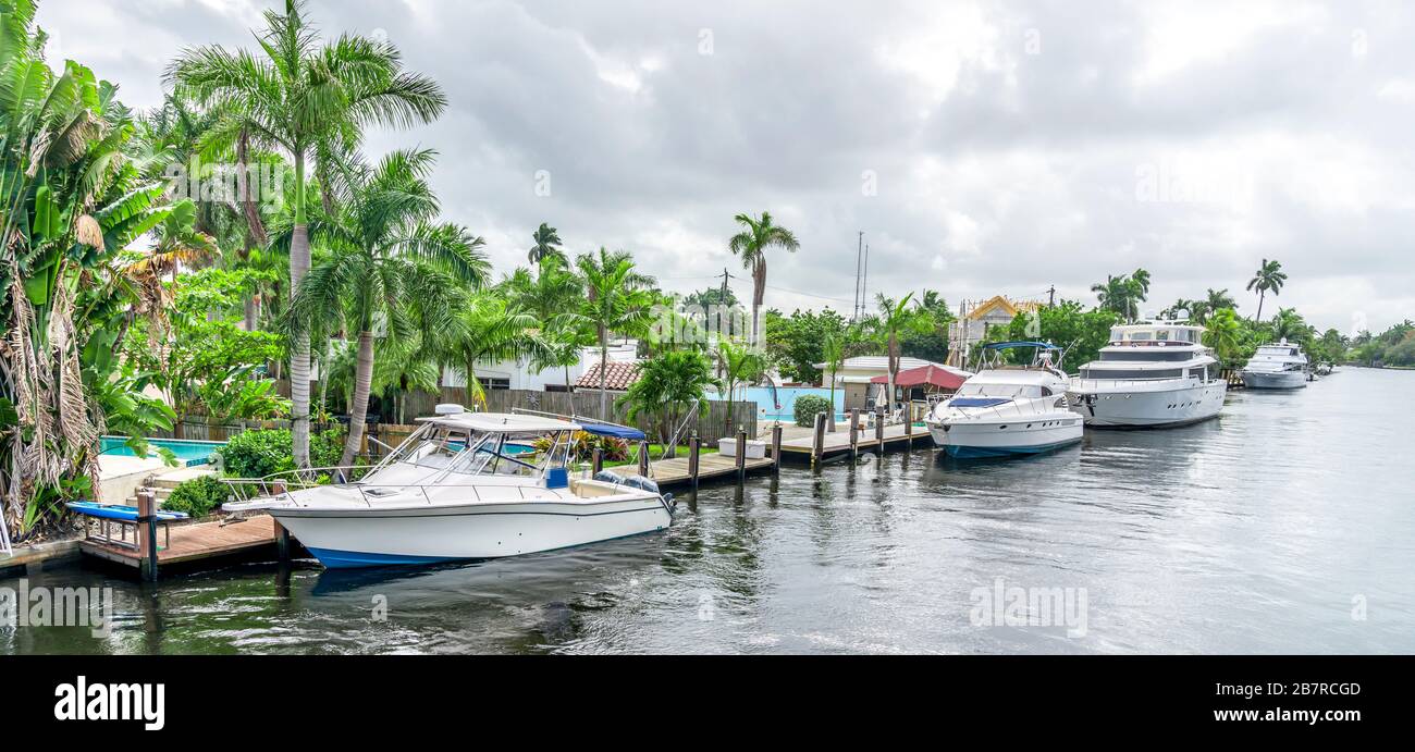 Häuser am Wasser mit Dock und Yacht Stockfoto