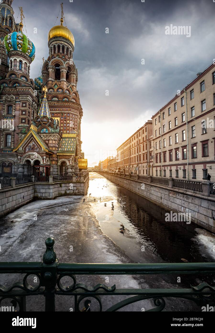 Kirche des Erlösers auf verschüttete Blut Saint Griboedov Fluss und Sonnenuntergang Himmel in Petersburg, Russland Stockfoto