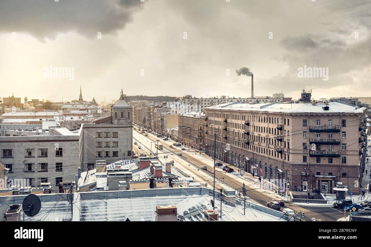 Panoramablick über Ligovsky Prospect mit alten Gebäuden aus dem Dach bei Schnee fallen in Sankt Petersburg, Russland Stockfoto