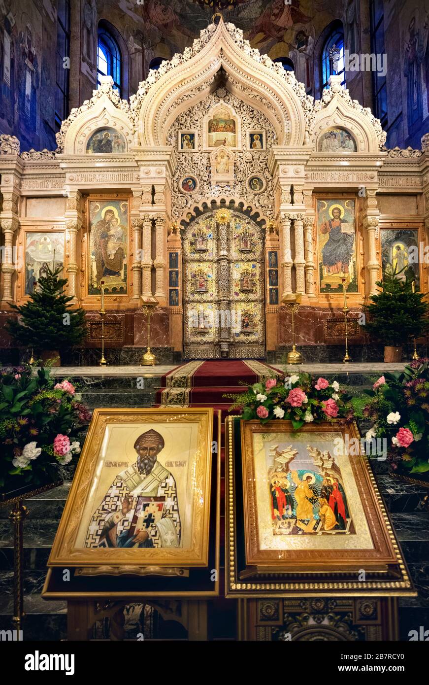 SANKT PETERSBURG, RUSSLAND - 30. Dezember 2016: Innere der Erlöserkirche auf verschütteten Blut. Ikonen mit dem Heiligen am Altar im Architekturdenkmal VON A. Stockfoto